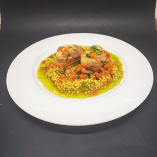 Медальоны из куриной грудки в винном соусе (с картофелем /с пастой птитим)